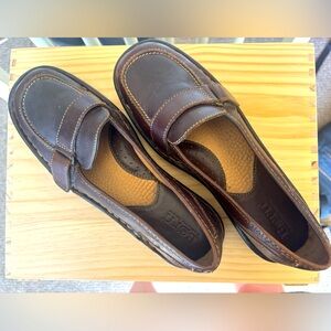 Born women’s classic leather loafer Sz 8 with adjustable Velcro straps